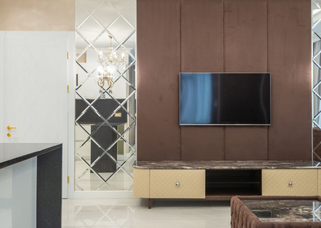 Aluminium partition with cupboard