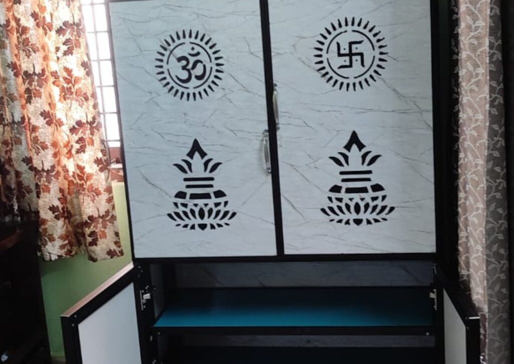 Aluminium cupboard with mirror